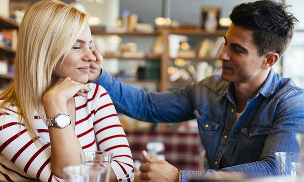 15 Early Dating Signs He Likes You