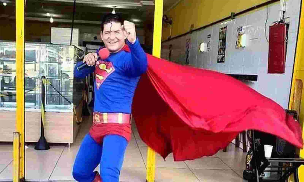 Illinois Man Dresses as Superman to Make People Smile