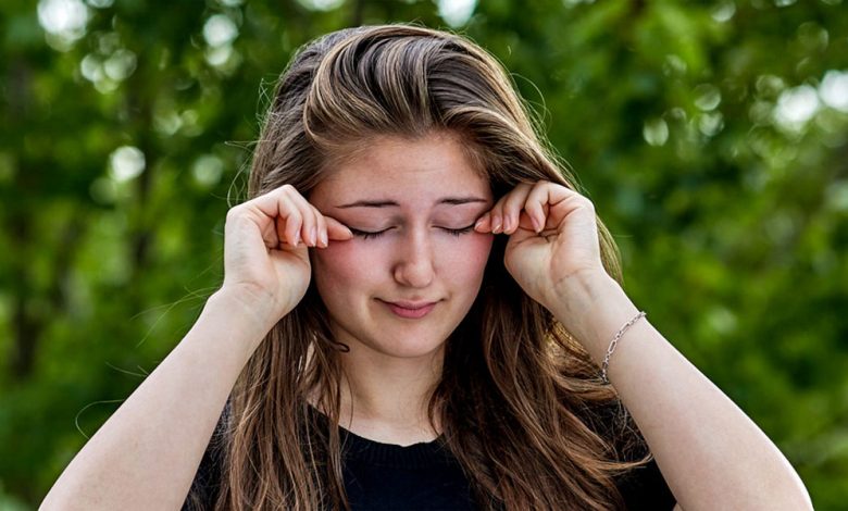 Have Itchy Eyes? 8 Effective Ways To Soothe Your Eyelid Irritation
