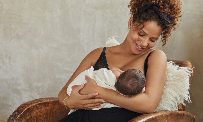How To Practice Mindful Breastfeeding + Health Benefits