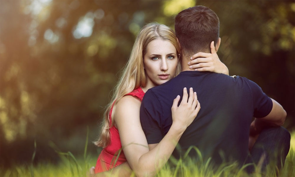24 Signs She Is Pretending To Love You (And What You Can Do About It)