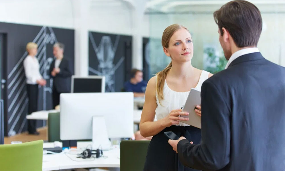 14 Signs Your Female Boss Likes You But Is Hiding It
